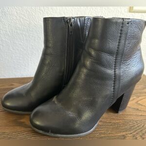 Vionic Women’s Black Leather Booties Size 5
